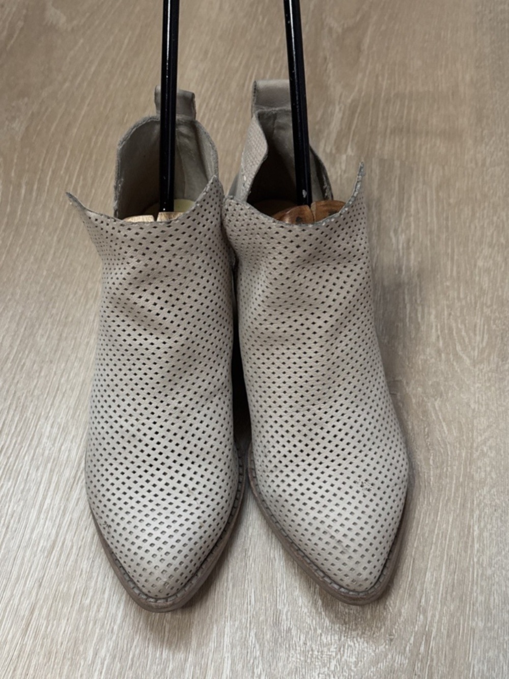 Dolce Vita Kaidie Dip Side Perforated Suede Ankle Booties | Tan/Almond | Size 6